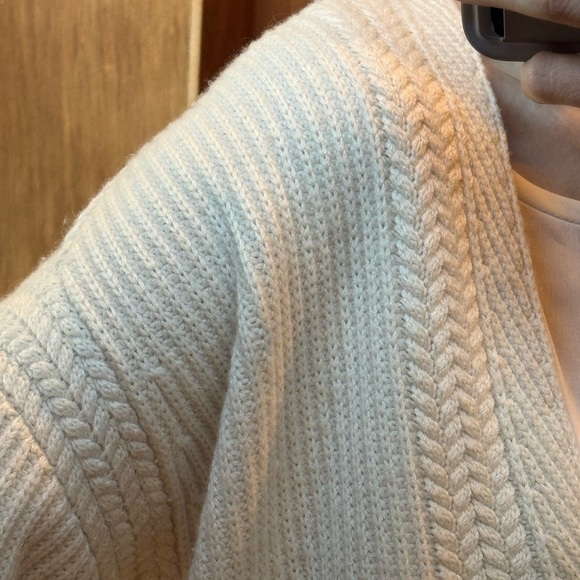 Burberry Cashmere Wool Cable V-neck Cream Sweater, Size S / P - Picture 4 of 15